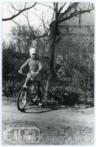 1975. Agata Kałużka na rowerze przed domem nr 159